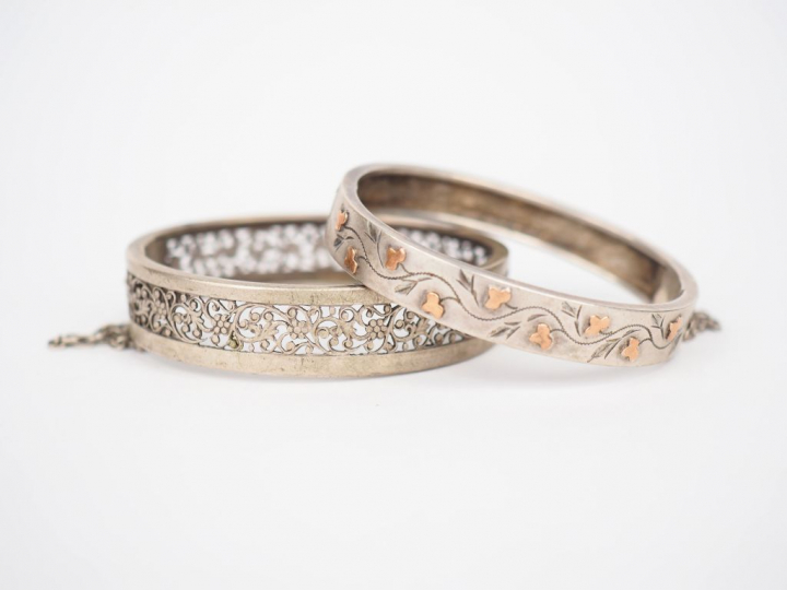 Deux différents bracelets d’enfant en argent. Poids. 19.48 g