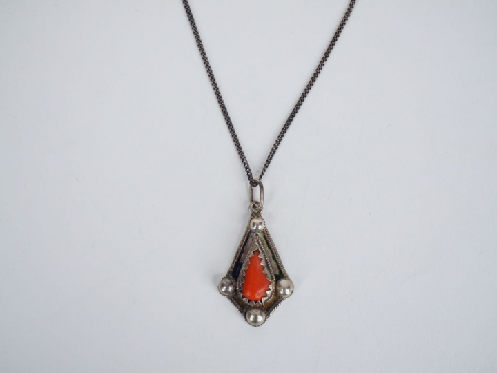 Pendentif berbère en argent bas-titre orné d'une pierre de corail en c