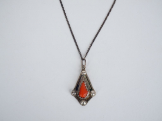 Vente aux enchères Pendentif berbère en argent bas-titre orné d'une pierre de corail en c