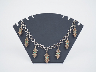 Vente aux enchères Collier en argent, orné de pendeloques à décor de pierres vertes en ca