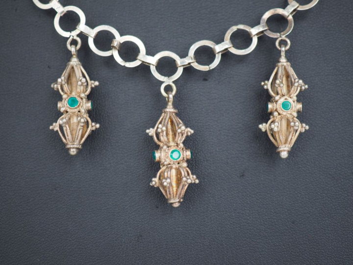 Collier en argent, orné de pendeloques à décor de pierres vertes en ca