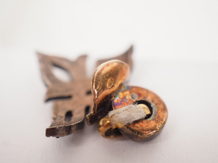 Pendentif en argent, serti de petits éclats de diamants. Poids tel. 3,