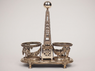 Vente aux enchères 	Monture d’huilier Louis XVI en argent, à décor de guirlandes de fruit