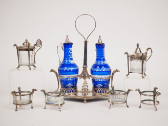 Vente aux enchères Garniture de table en argent et cristal, poinçon au premier coq.  Comp