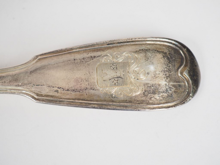 Cuillère à ragoût en argent, poinçon Vieillard, modèle à filet. Long. 