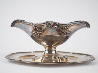 Vente aux enchères Saucière et son présentoir en argent, poinçon Minerve, anses feuillagé