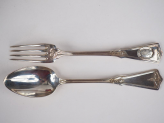 Vente aux enchères Douze couverts à entremets en argent, poinçon Minerve, modèle à cartou