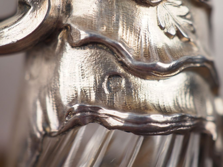 Aiguière de style rocaille en cristal et argent, poinçon Minerve, à dé