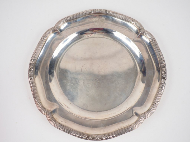 Plat rond de style Louis XVI en argent, poinçon Minerve, à décor de ti