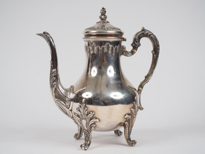 Théière de style Louis XV en argent, poinçon Minerve, modèle feuillagé