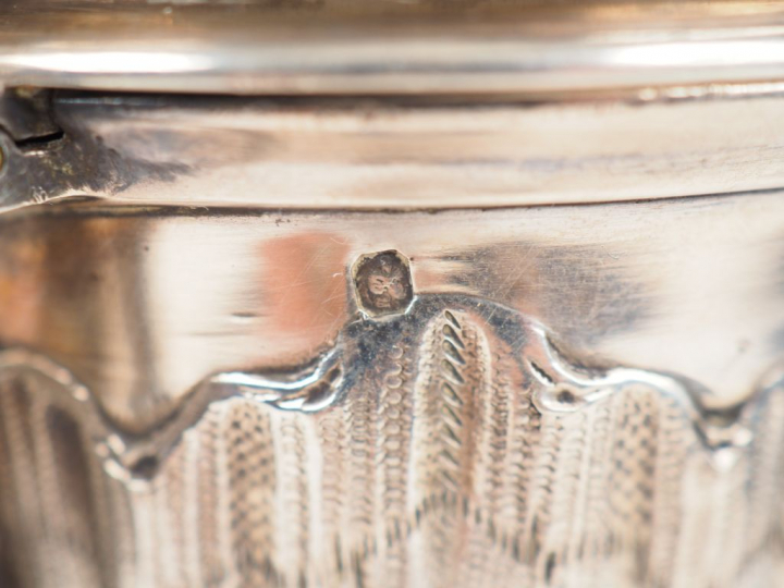 Théière de style Louis XV en argent, poinçon Minerve, modèle feuillagé