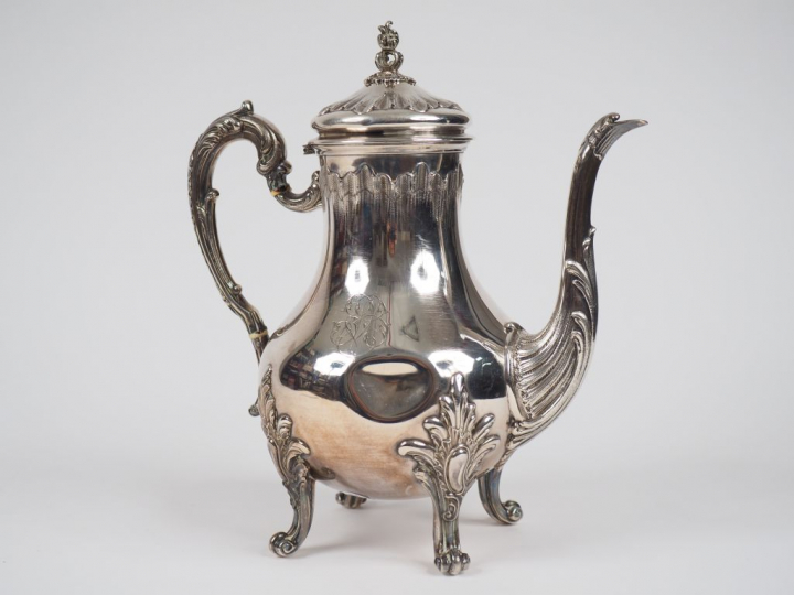 Théière de style Louis XV en argent, poinçon Minerve, modèle feuillagé