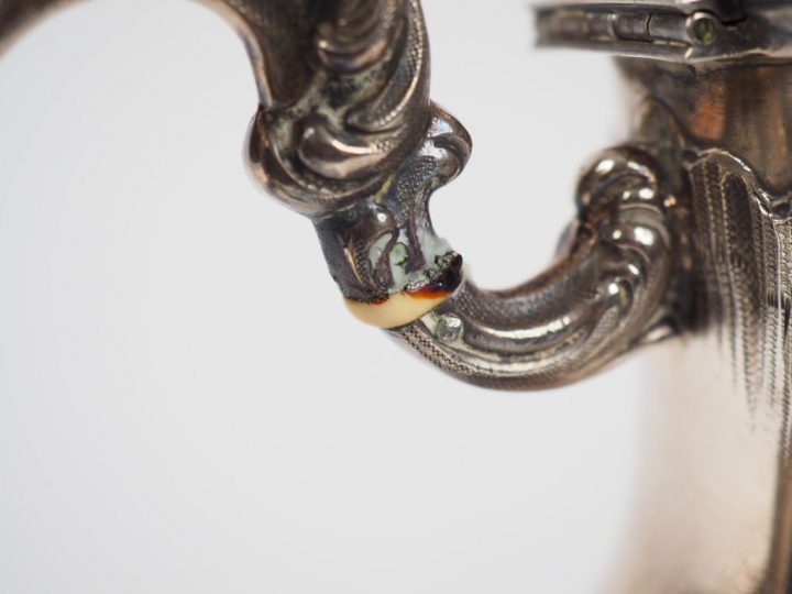 Théière de style Louis XV en argent, poinçon Minerve, modèle feuillagé