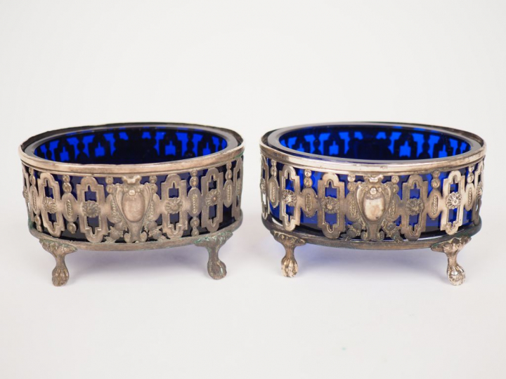	Paire de salerons de style Louis XVI en argent, à décor d’arcatures e
