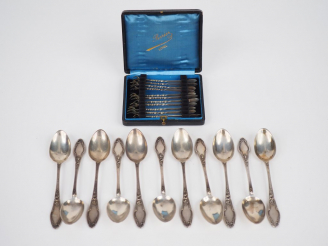 Vente aux enchères 	Ensemble comprenant :  - onze cuillères à café de style rocaille en a