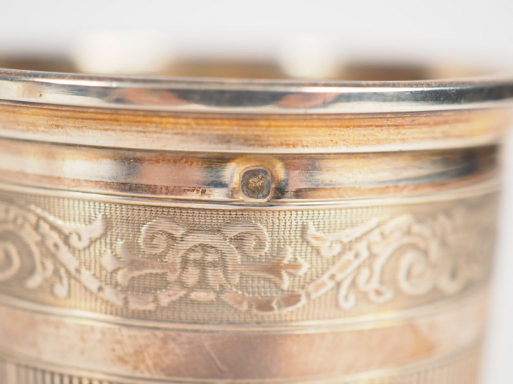 Timbale sur piédouche en argent, poinçon Minerve, à décor de frise de 