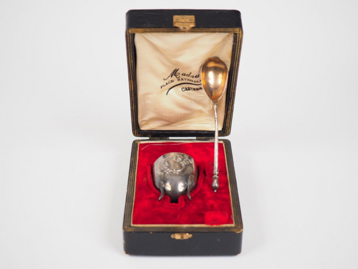Coquetier et une cuillère en argent, poinçon Minerve, à décor de carto