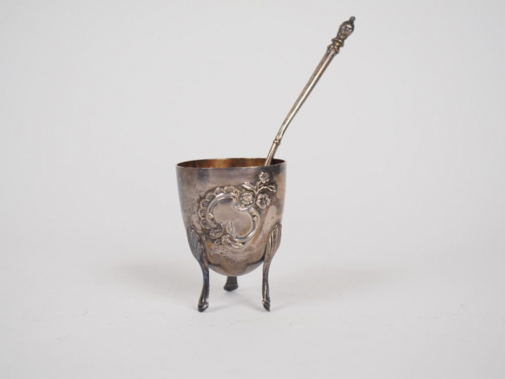 Coquetier et une cuillère en argent, poinçon Minerve, à décor de carto