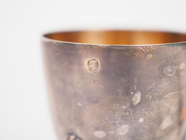 Coquetier et une cuillère en argent, poinçon Minerve, à décor de carto