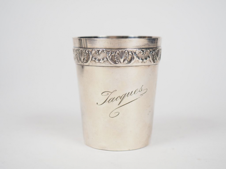 Timbale en argent, poinçon Minerve, à décor de rinceaux et de coquille