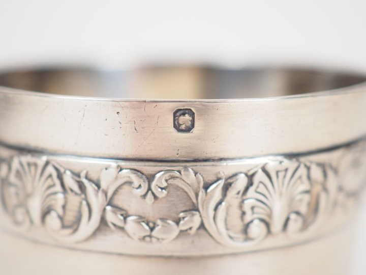 Timbale en argent, poinçon Minerve, à décor de rinceaux et de coquille