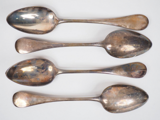 Vente aux enchères Quatre cuillères en argent, poinçon Minerve, modèle uniplat. Poids. 28