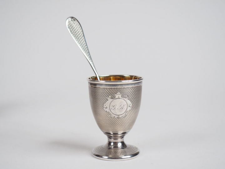 Coquetier et sa cuillère en argent, poinçon Minerve, à décor de cartou