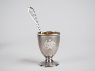 Vente aux enchères Coquetier et sa cuillère en argent, poinçon Minerve, à décor de cartou
