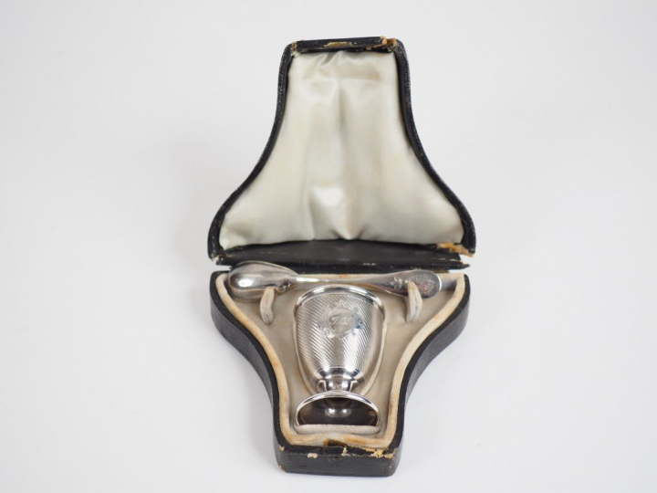 Coquetier et sa cuillère en argent, poinçon Minerve, à décor de cartou