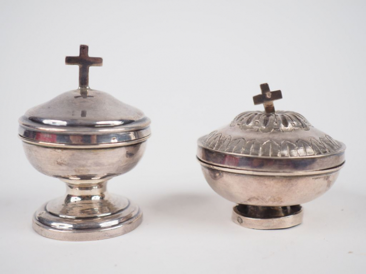 Deux petits pots à Saint Chrême en argent. H. 5,5 cm et 6,5 cm  Poids.