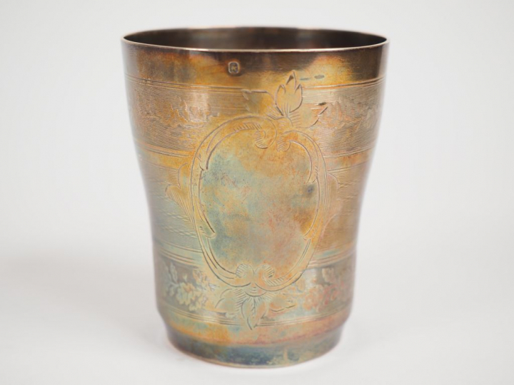 Timbale en argent, poinçon Minerve, à décor de cartouche et de frise d