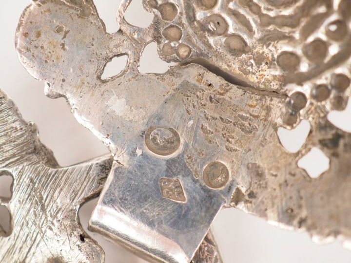 Trois différentes boucles de ceinture en argent.  Poids. 120 g