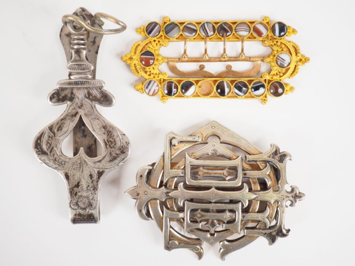 Ensemble comprenant :  - une boucle de ceinture en métal doré et agate