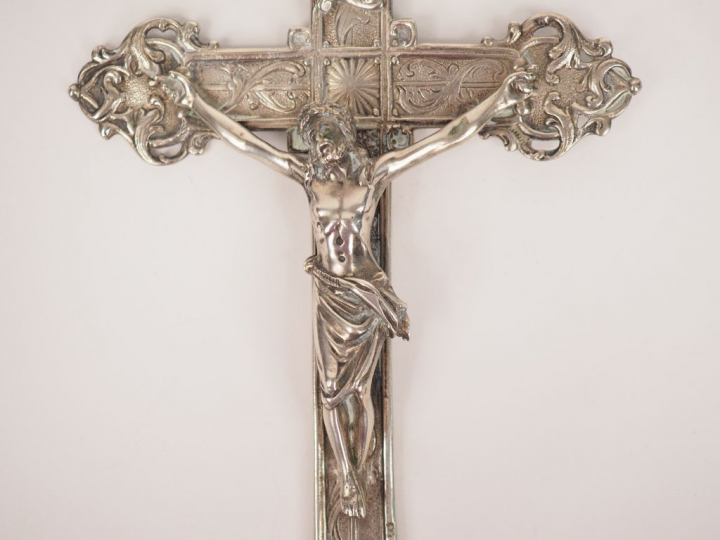 Crucifix en argent étranger. 20 x 12 cm Poids. 133 g