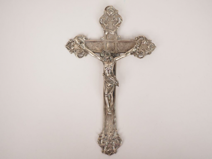 Crucifix en argent étranger. 20 x 12 cm Poids. 133 g