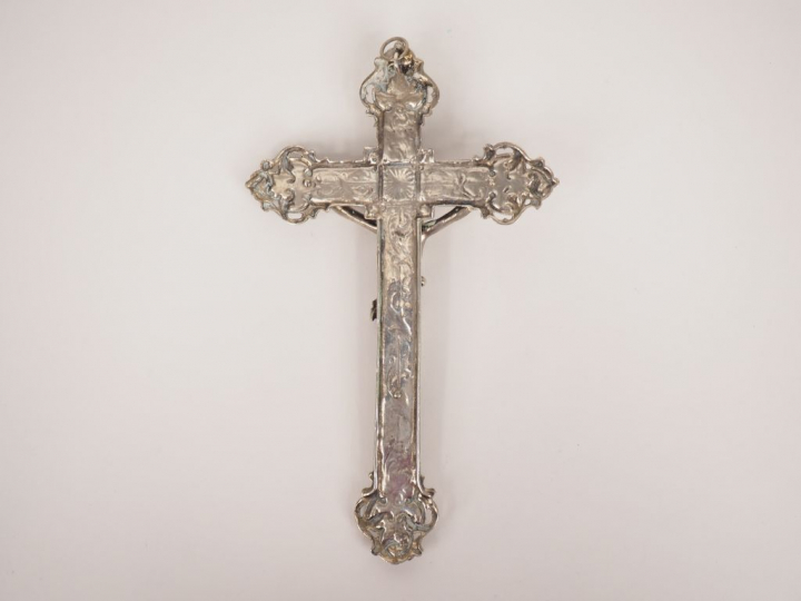 Crucifix en argent étranger. 20 x 12 cm Poids. 133 g