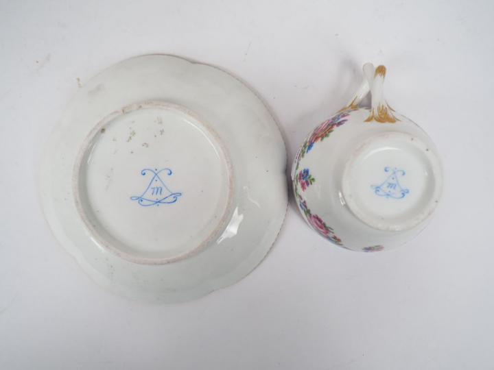 	Tasse et sous-tasse Louis XVI en porcelaine de Sèvres, Tasse et sous-
