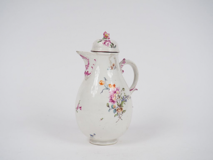 Verseuse fin XVIIIème en porcelaine d’Hoechst, à décor de fleurs polyc