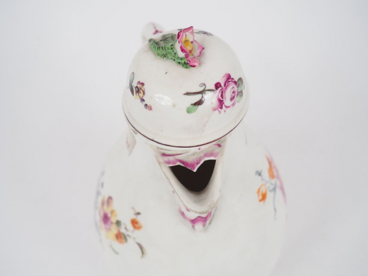 Verseuse fin XVIIIème en porcelaine d’Hoechst, à décor de fleurs polyc
