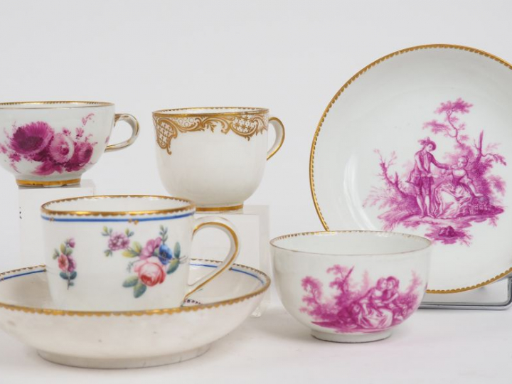 Tasses et sous tasse en porcelaine de Saxe, décor en camaïeu mauve de 