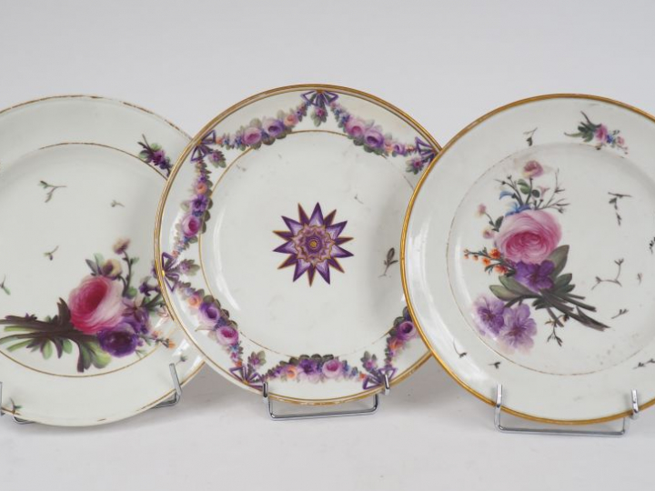 Paire d’assiettes début XIXème en porcelaine, à décor de fleurs polych