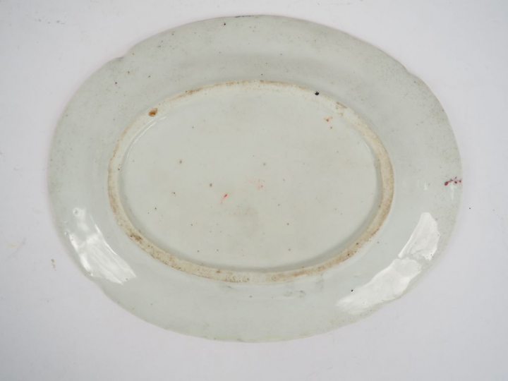 Assiette en porcelaine de style Louis XV, décor en camaïeu mauve de fl