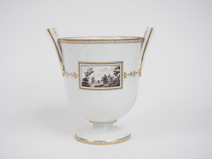 Vase à anses de style Louis XVI en porcelaine, à décor dans des réserv