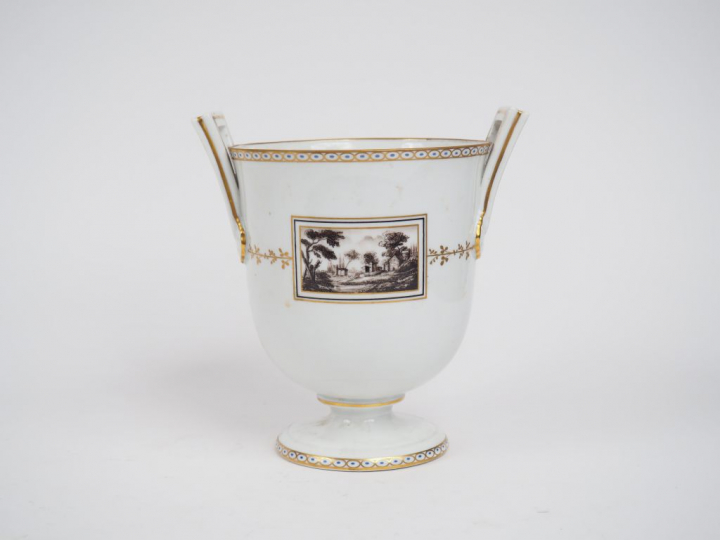 Vase à anses de style Louis XVI en porcelaine, à décor dans des réserv