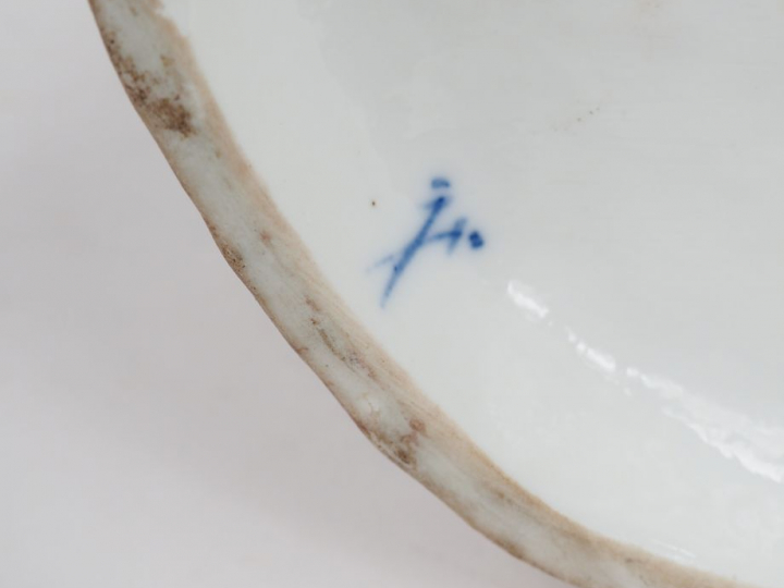 Groupe XIXème en porcelaine polychrome de Saxe. 'L'artiste et son modè
