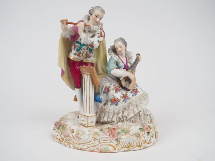 Groupe XIXème en porcelaine polychrome de Saxe. 'Musiciens'. Dim. : 21