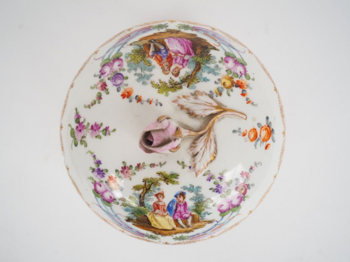 Boîte en porcelaine polychrome de Saxe à décor de scènes galantes et d