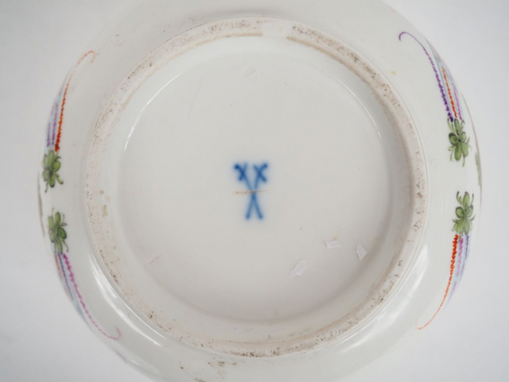 Boîte en porcelaine polychrome de Saxe à décor de scènes galantes et d