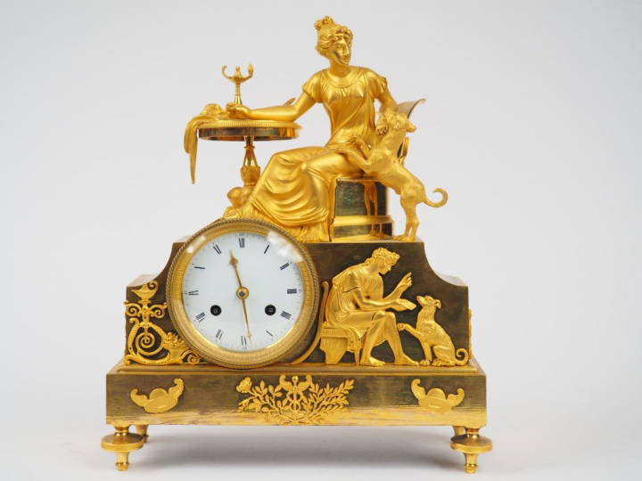 Pendule Directoire en bronze ciselé et doré. 'Allégorie de la fidélité