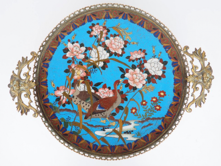 Coupe en émaux polychrome cloisonné à décor de canard et de pivoines, 